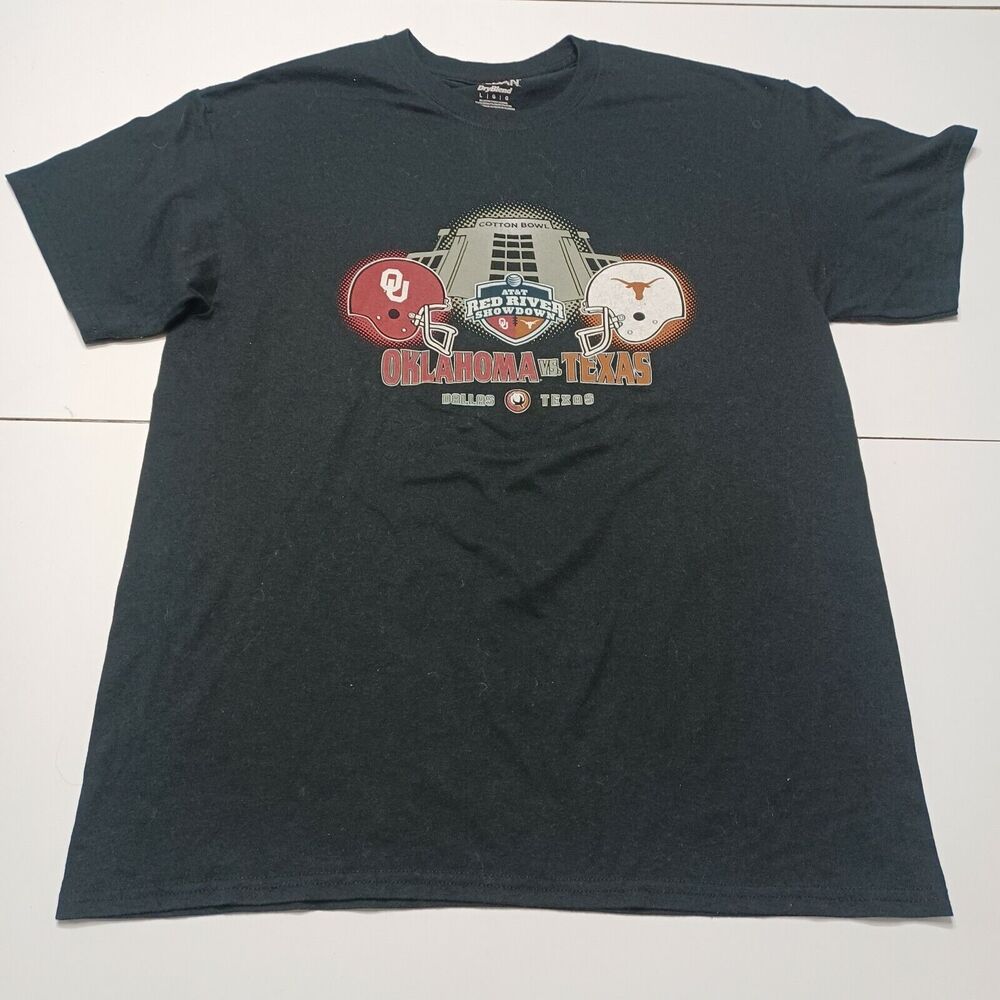 Oklahoma VS Texas Mens Gildan L Graphic T-Shirt Black At&t Red River Cotton Bowl